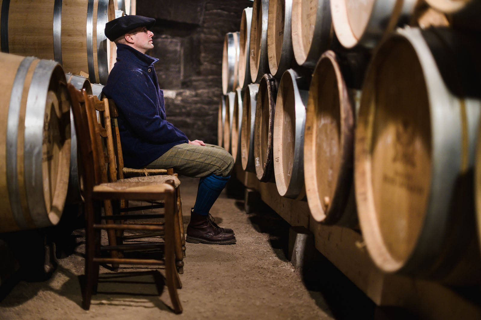 Armand Heitz devant ses fûts de vin