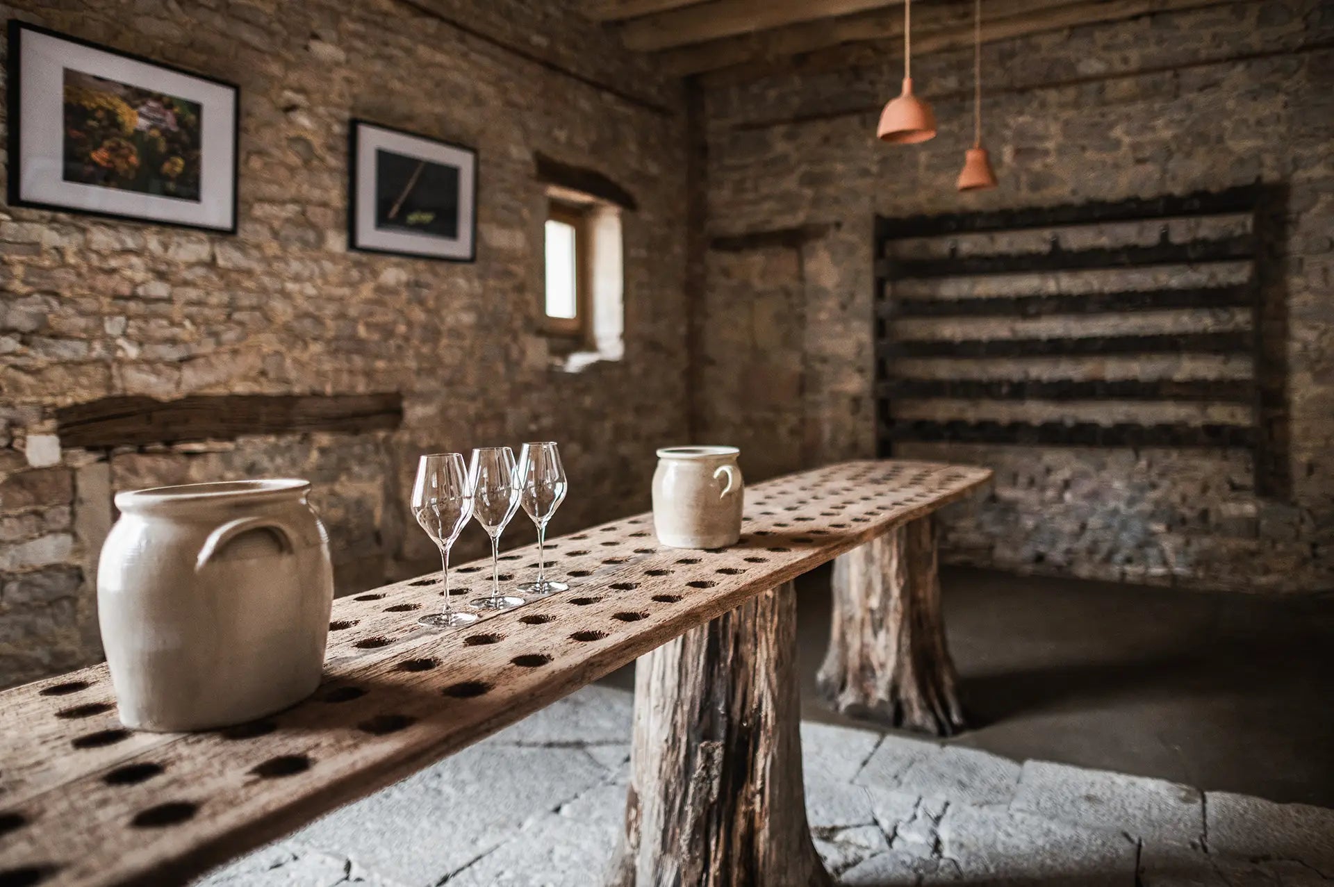 cellier-salle-degustation-pommard-armand-heitz-wine-tasting.webp