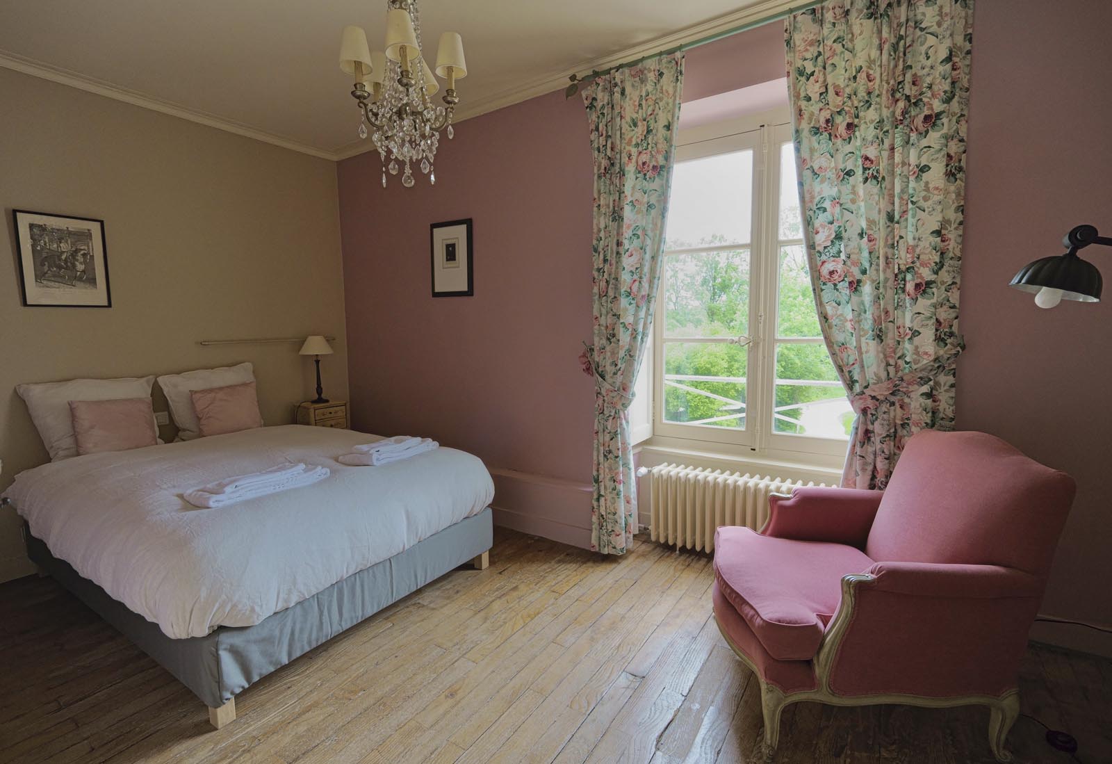 La chambre rose, chambre d'hôtes au Château Armand Heitz en Bourgogne