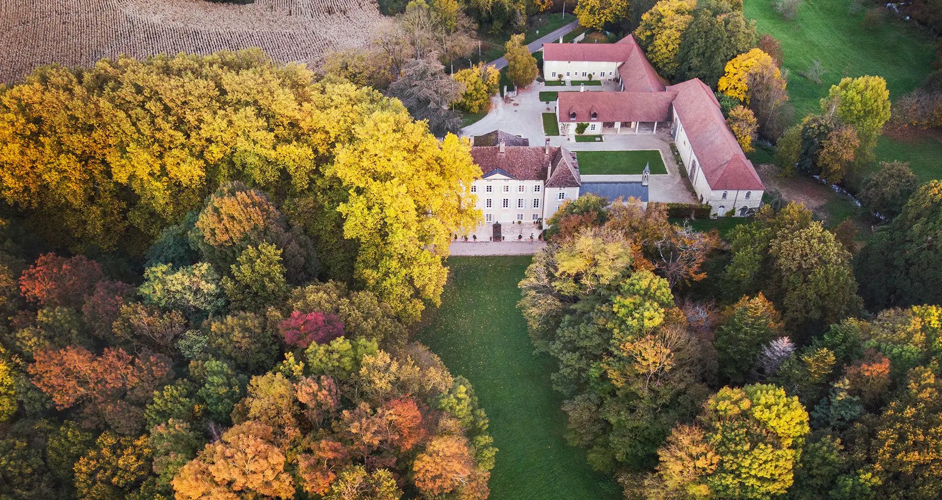 chateau-armand-heitz-vue-drone-automne-mariage.webp