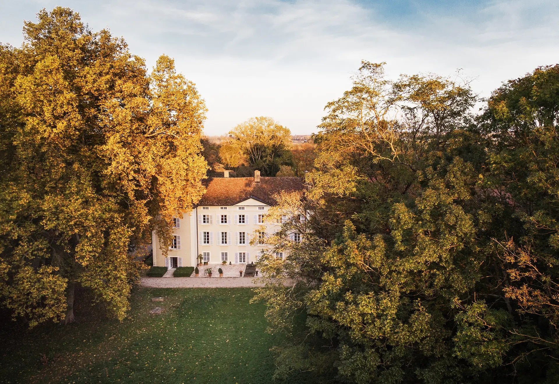 chateau-armand-heitz-vue-drone-automne-seminaire-bourgogne.webp