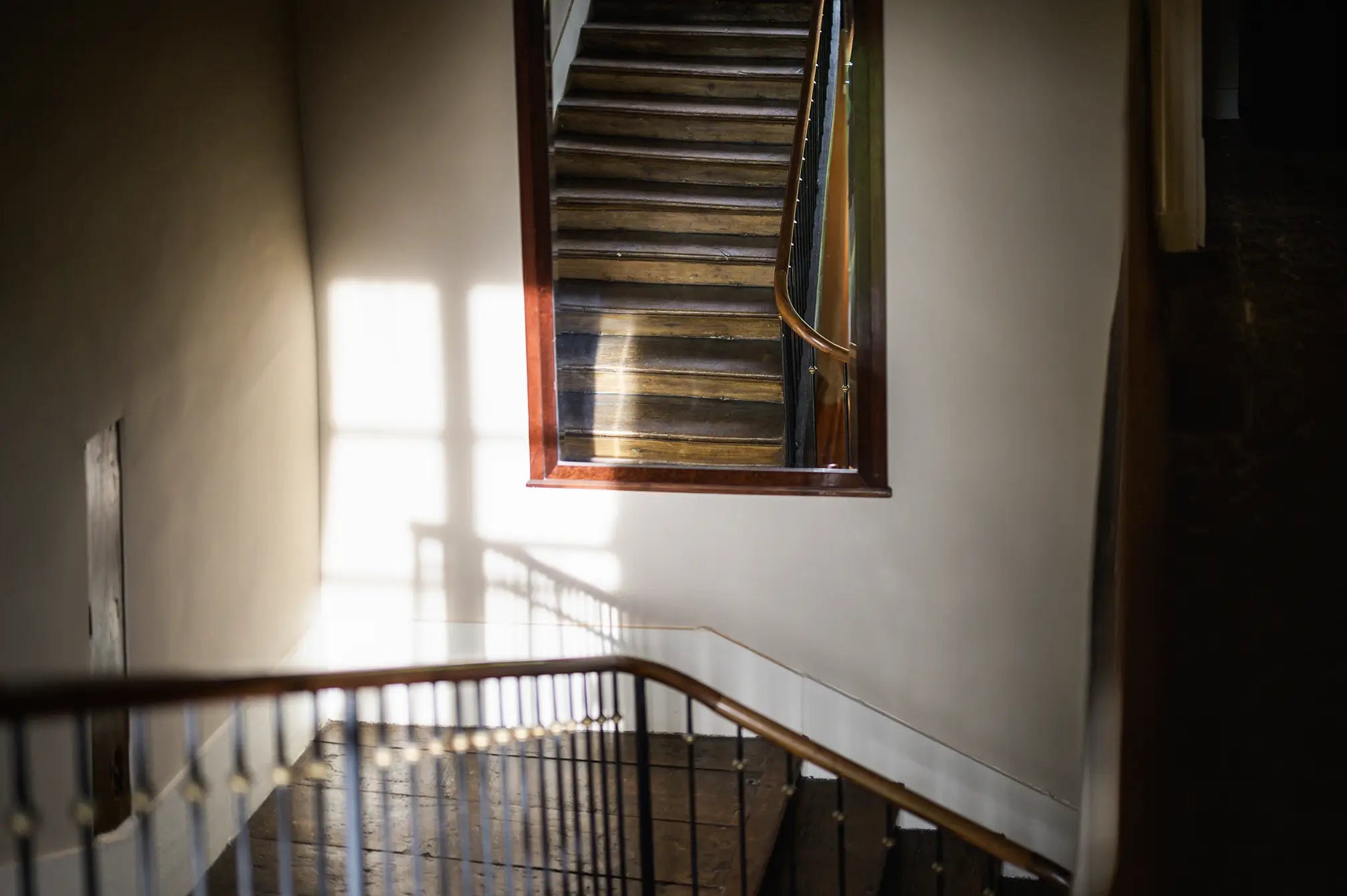 detail-escalier-lumiere-chambres-hotes-bourgogne-chateau-armand-heitz-mimande.webp