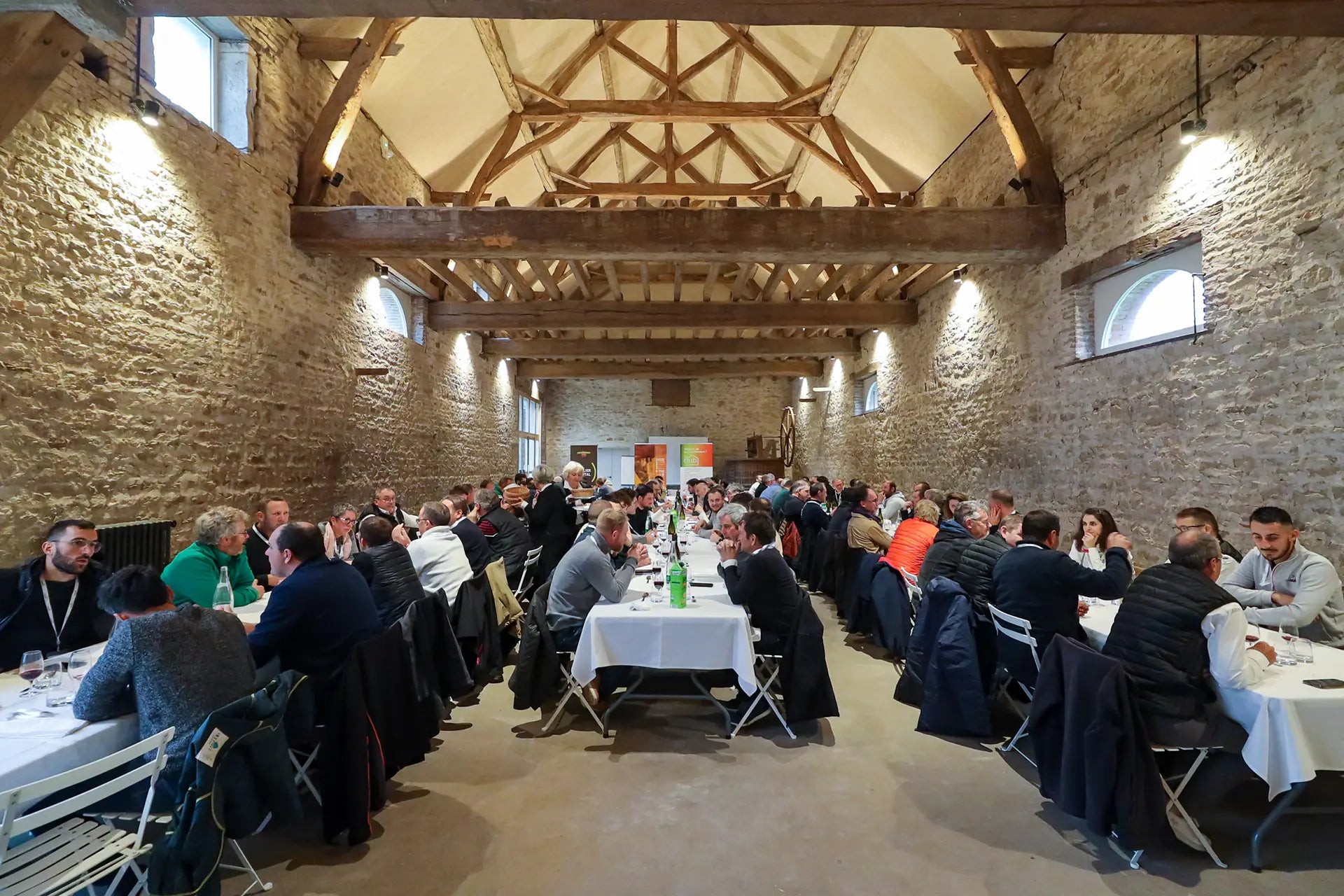 grange-190-personnes-seminaire-reunion-travail-chateau-armand-heitz.webp