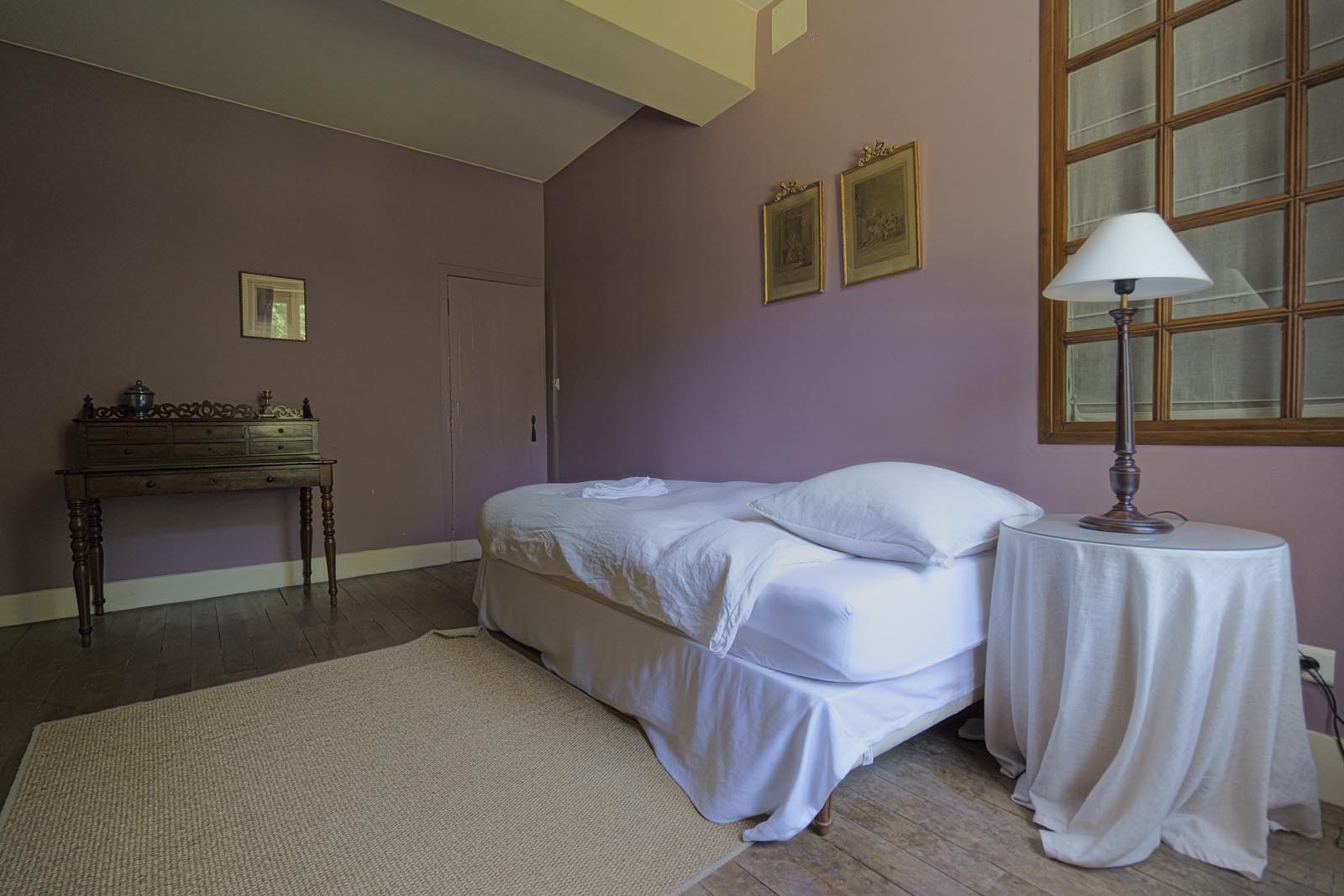 Chambre privée avec lit simple de la Suite pourpre au Château Armand Heitz, chambres d'hôtes en Bourgogne