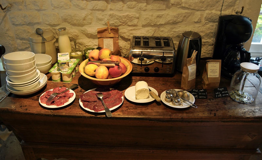 Buffet de petit déjeuner au Château Armand Heitz, chambres d'hôtes en Bourgogne