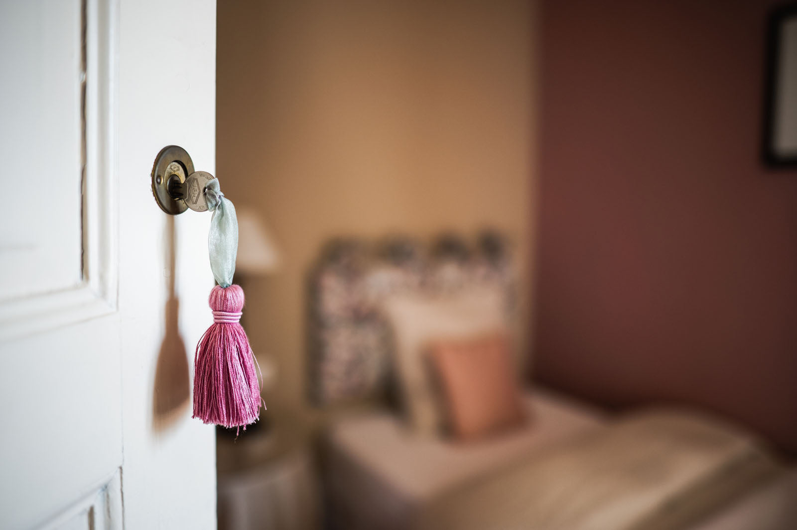 Détail de la chambre rose, chambre d'hôtes au Château Armand Heitz en Bourgogne