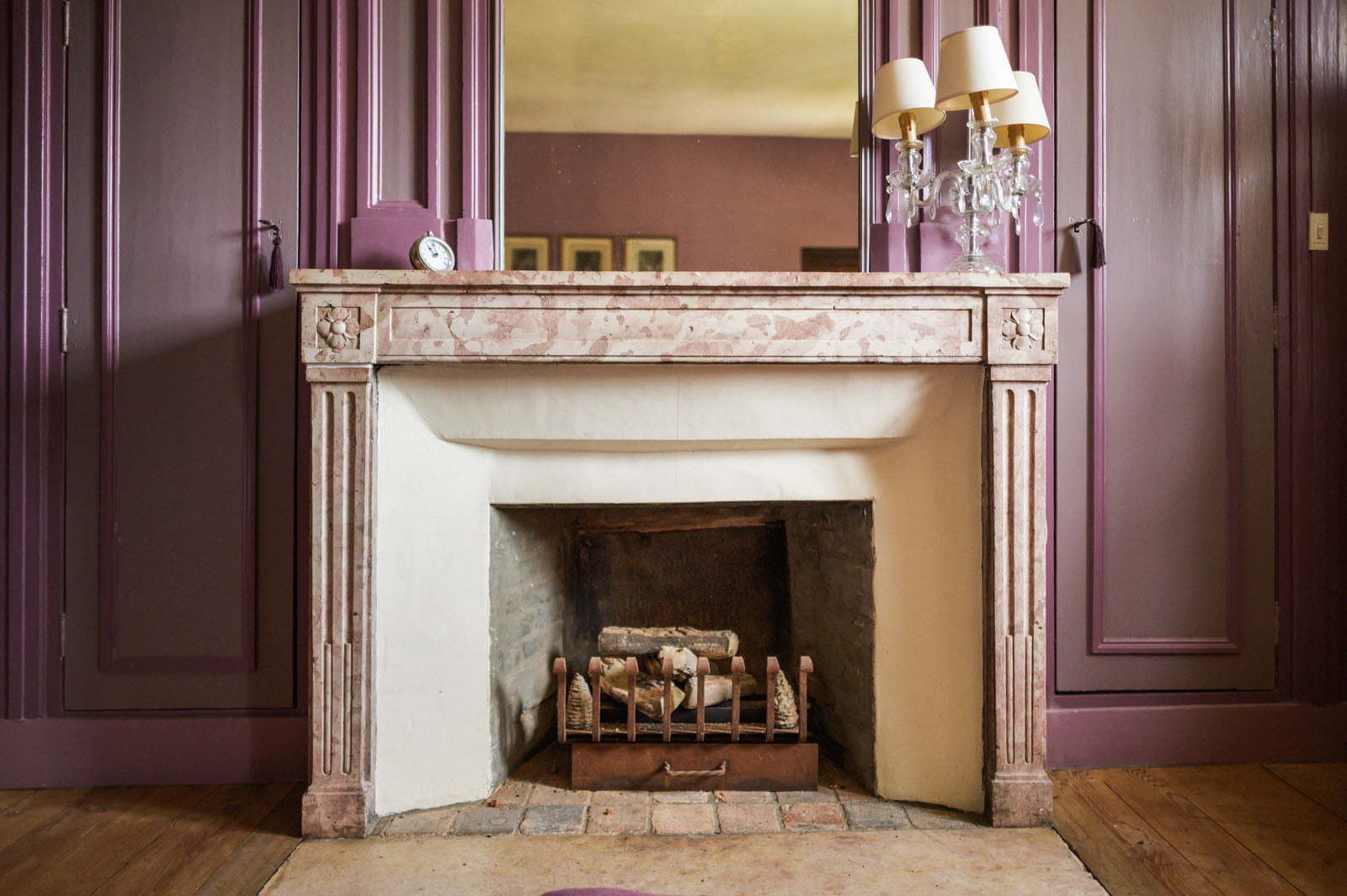 Cheminée de la chambre violette, chambre d'hôtes au Château Armand Heitz en Bourgogne