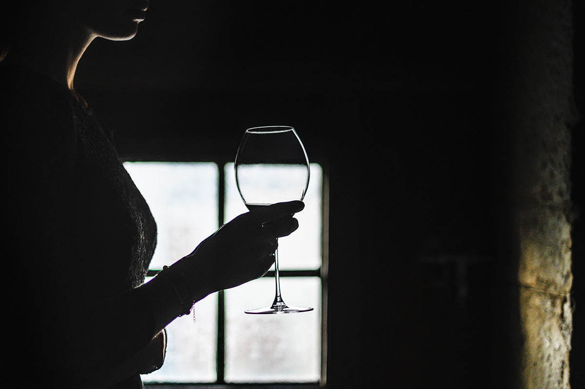 Femme tenant un verre de vin