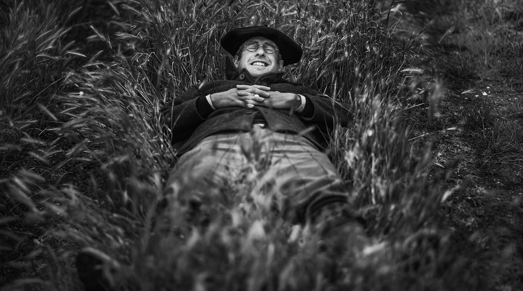 Armand Heitz allongé dans sa parcelle de Chassagne-Montrachet 1er cru Maltroie