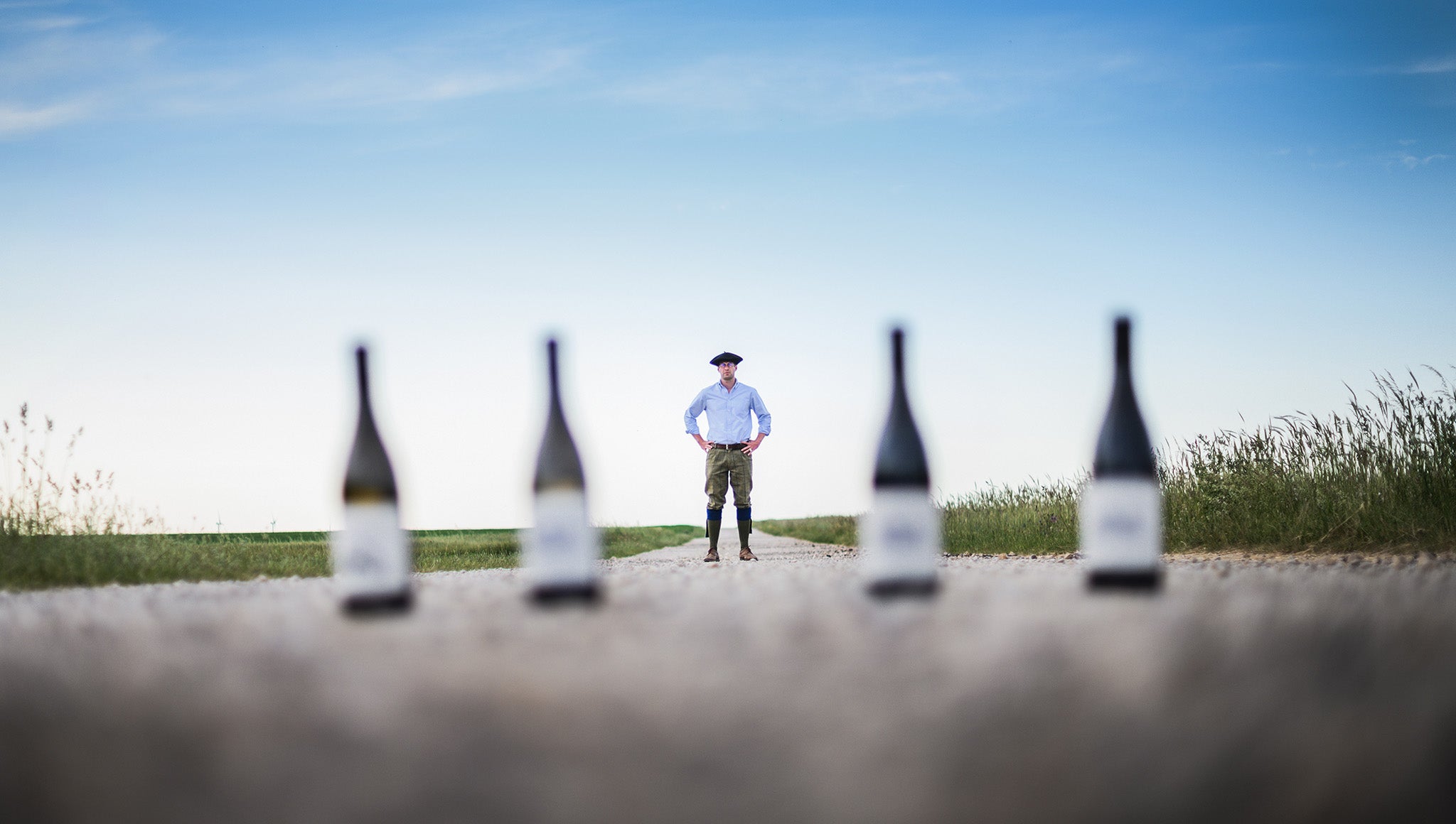 Armand Heitz et ses bouteilles de vins de Bourgogne