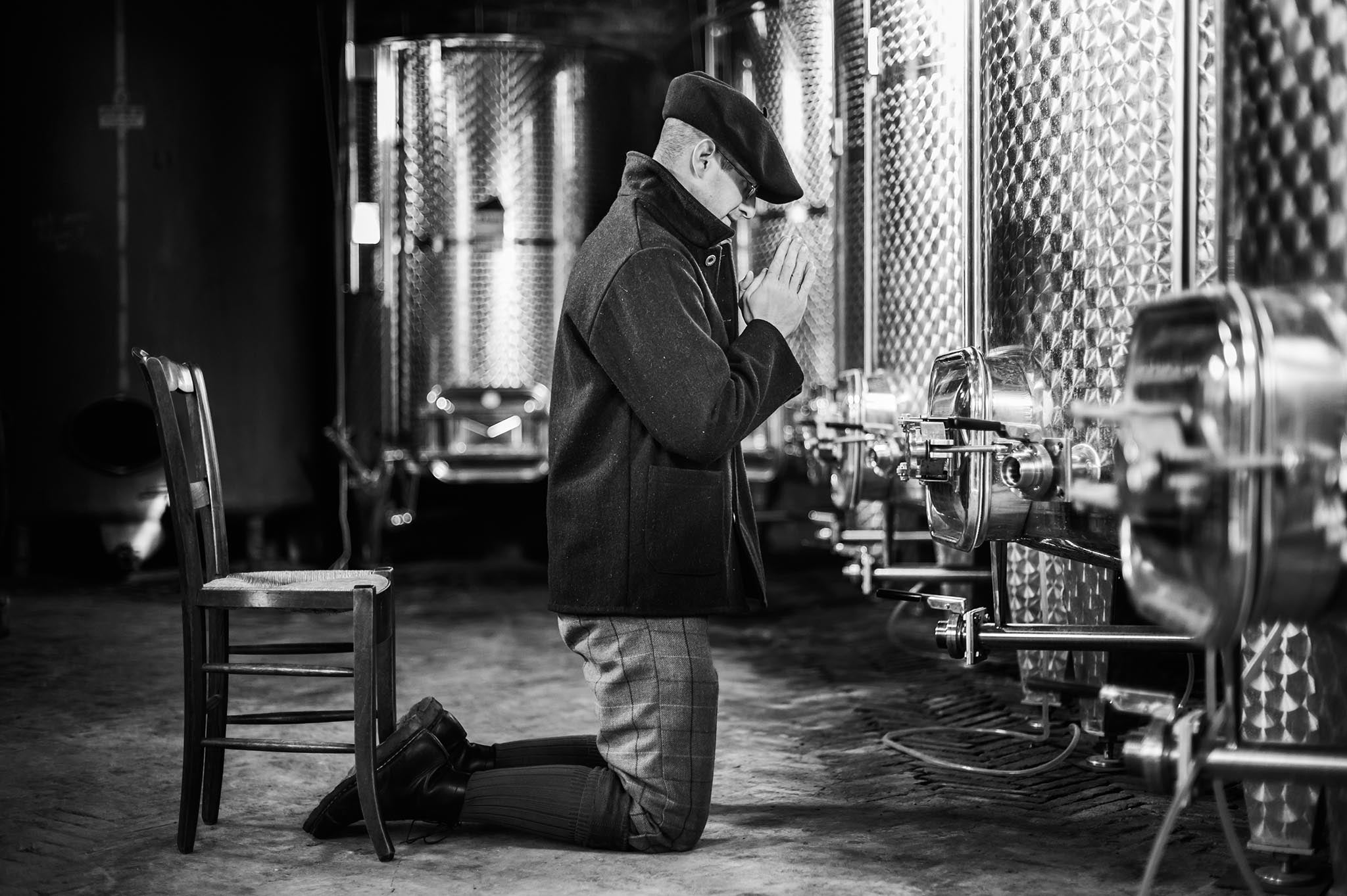 Armand Heitz vigneron prie devant sa cuverie à Chassagne-Montrachet en Bourgogne