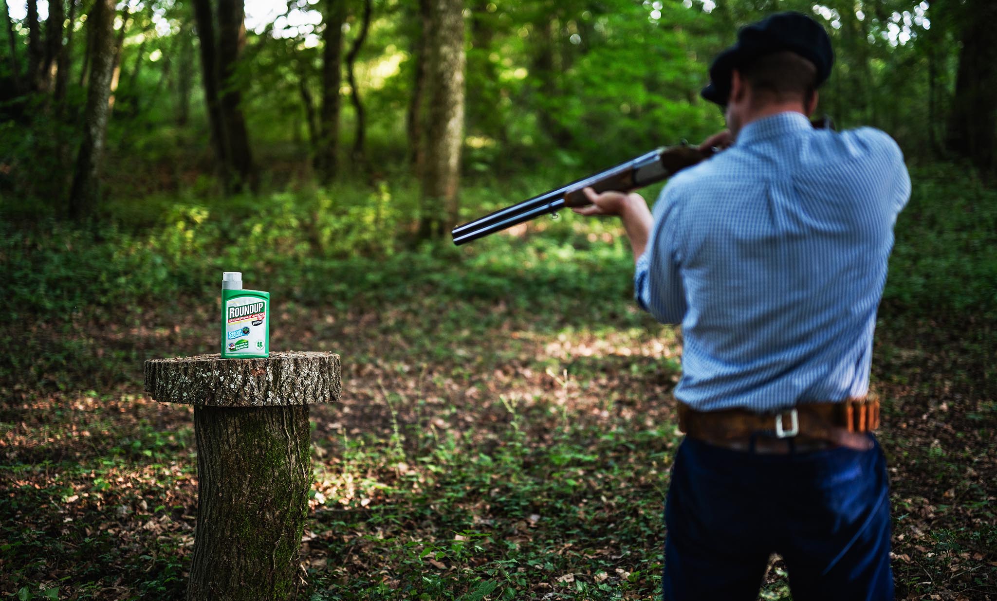 armand heitz tire avec son fusil sur une bouteille de roundup