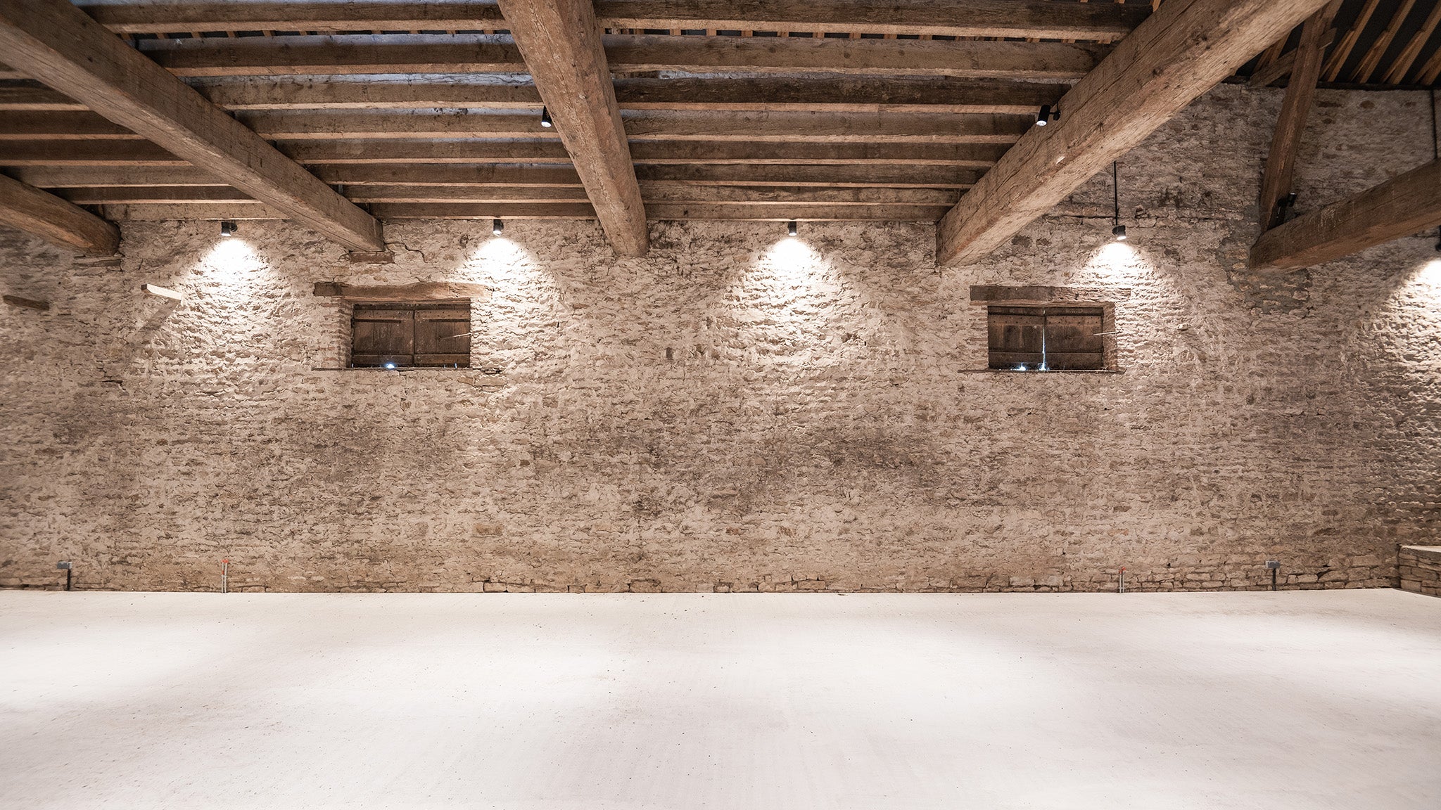 La salle de réception du Château de Mimande, grange rénovée par A&A Heitz Architecture