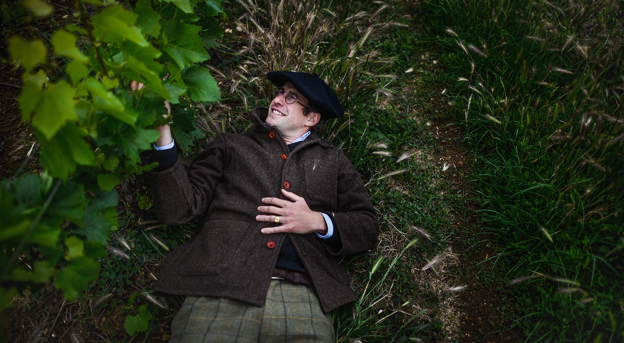 Armand Heitz allongé dans sa vigne Chassagne Montrachet 1er Cru Maltroie