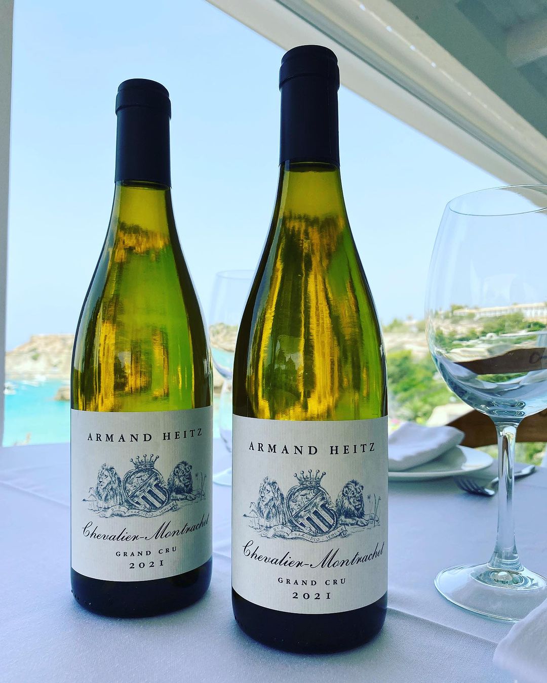 Chevalier-Montrachet Grand Cru dégustation en bord de mer vue sur la Méditerranée 