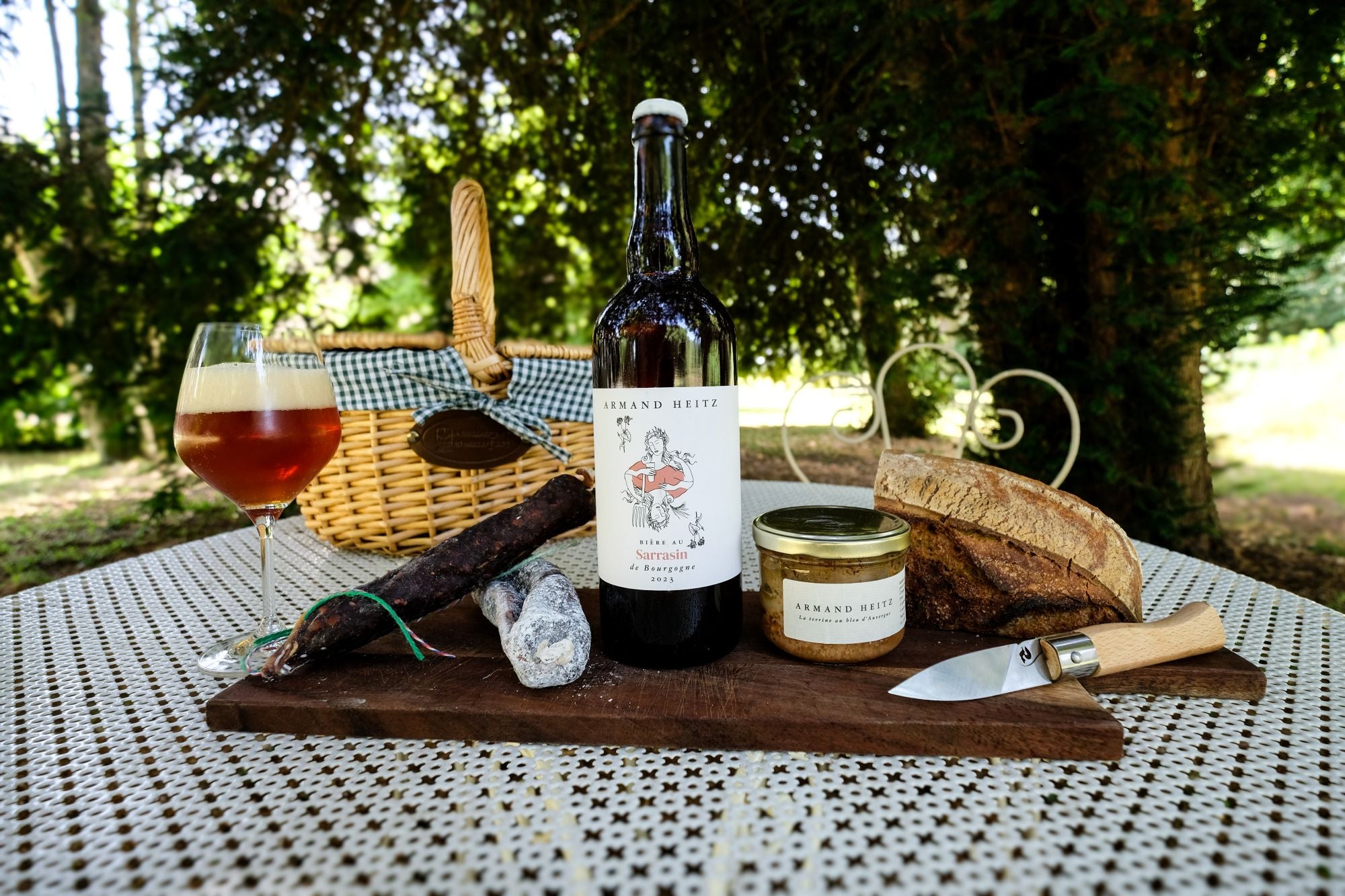 Colis apéritif Armand Heitz comprenant une bière artisanale, une terrine gourmande, du saucisson sec et du chorizo