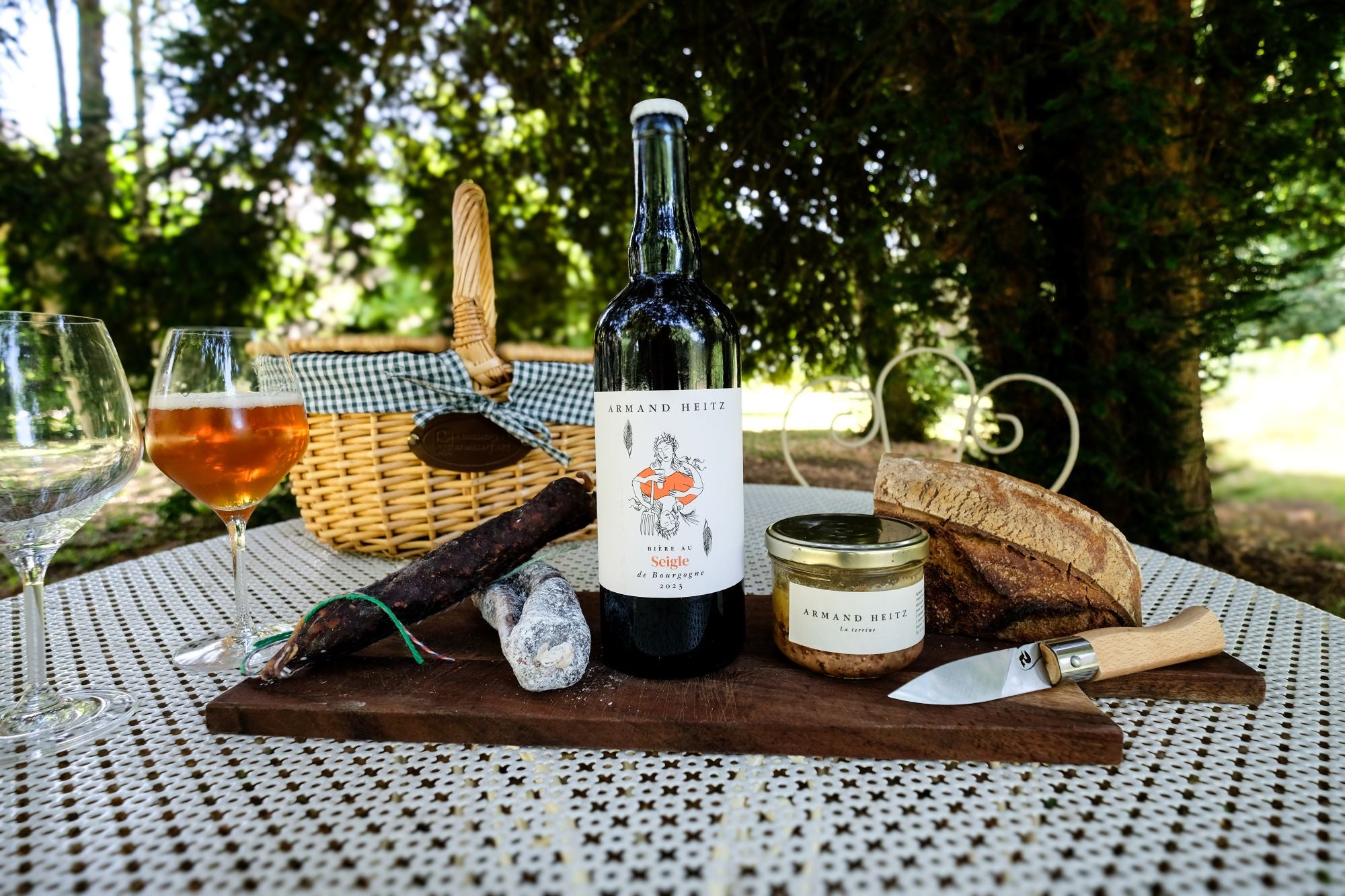 Box apéritive Armand Heitz avec bière au seigle, terrine savoureuse, saucisson de qualité et chorizo épicé