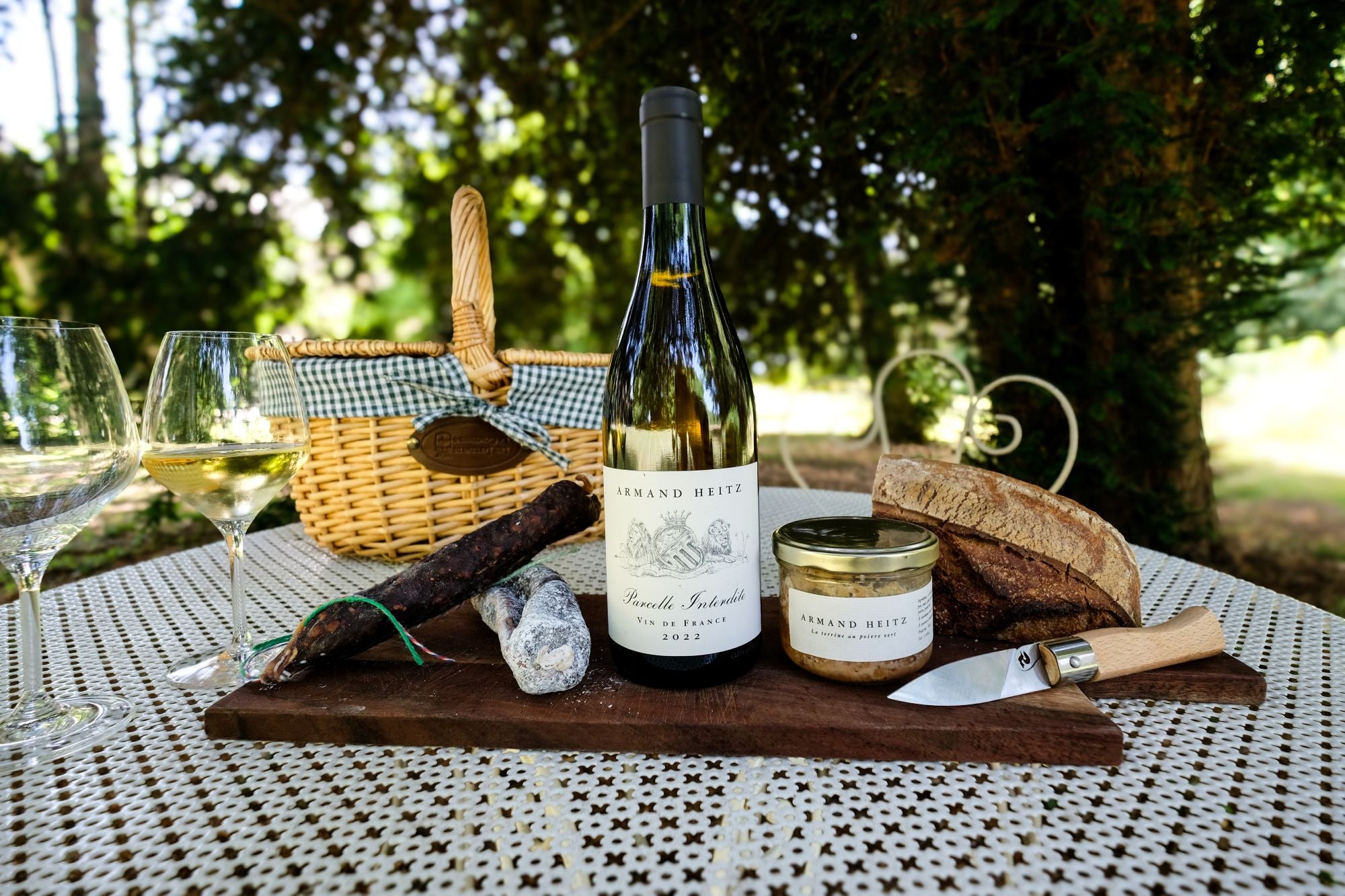 Coffret apéritif Armand Heitz avec vin blanc Sauvignon Parcelle Interdite, charcuterie fine et terrine artisanale
