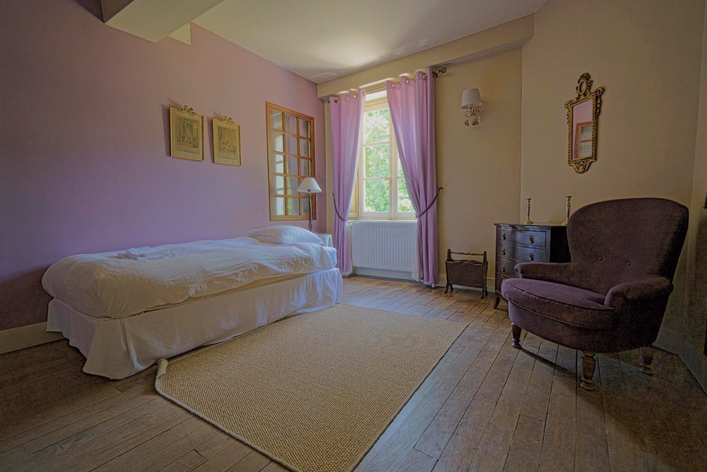 Deuxième chambre avec lit simple de la Suite pourpre au Château Armand Heitz, chambres d'hôtes en Bourgogne