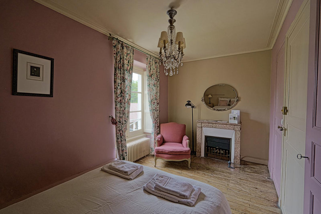 La chambre rose et son fauteuil, chambre d'hôtes au Château Armand Heitz en Bourgogne