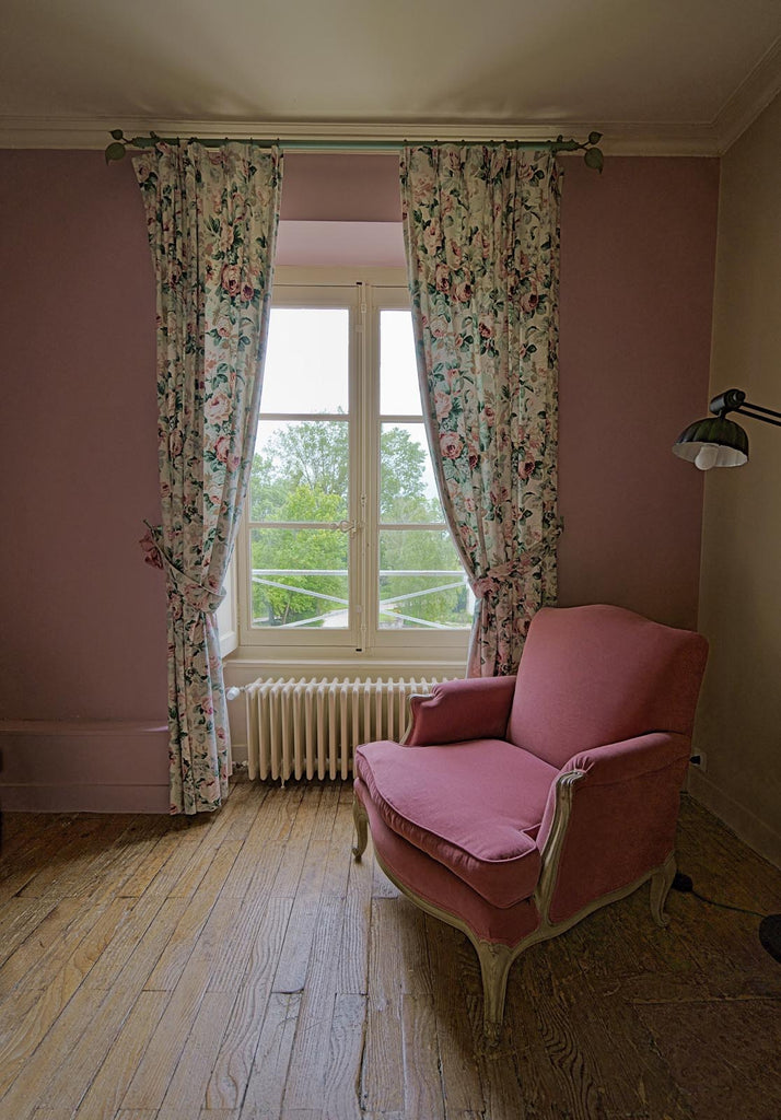 Fauteuil et rideau de la chambre rose, chambre d'hôtes au Château Armand Heitz en Bourgogne