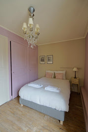 Lit de la chambre rose, chambre d'hôtes au Château Armand Heitz en Bourgogne