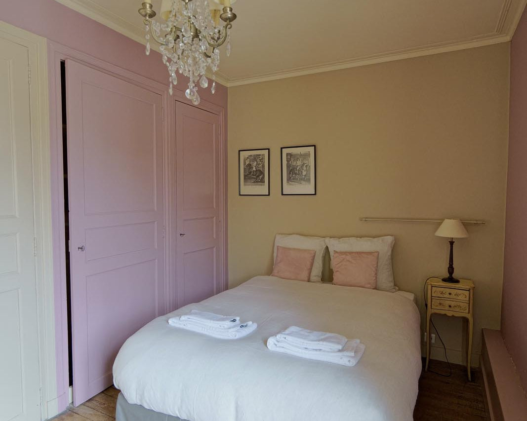 Lit de la chambre rose, chambre d'hôtes au Château Armand Heitz en Bourgogne