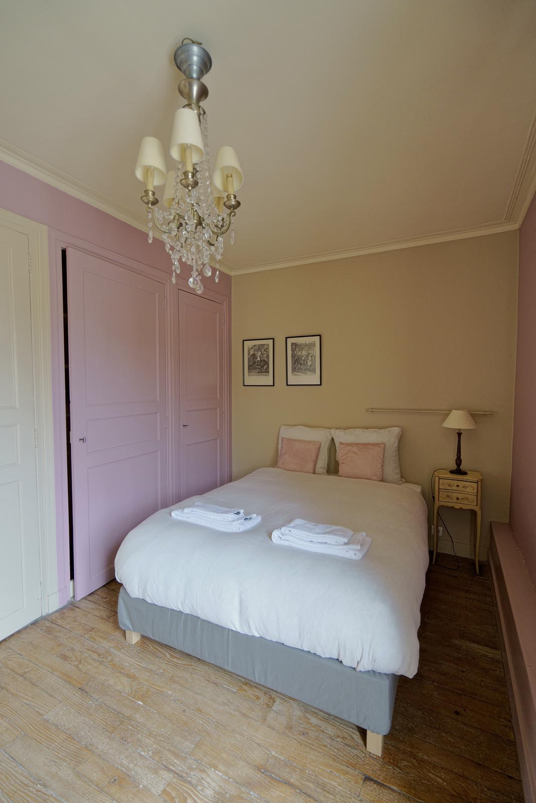 Lit de la chambre rose, chambre d'hôtes au Château Armand Heitz en Bourgogne