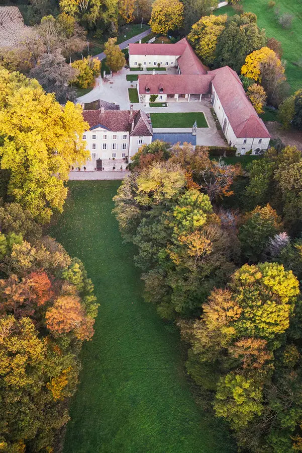 chateau-armand-heitz-vue-drone-automne.webp