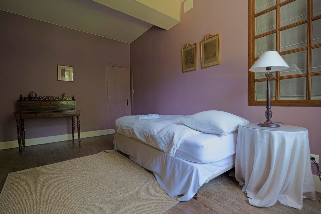 Chambre privée avec lit simple de la Suite pourpre au Château Armand Heitz, chambres d'hôtes en Bourgogne