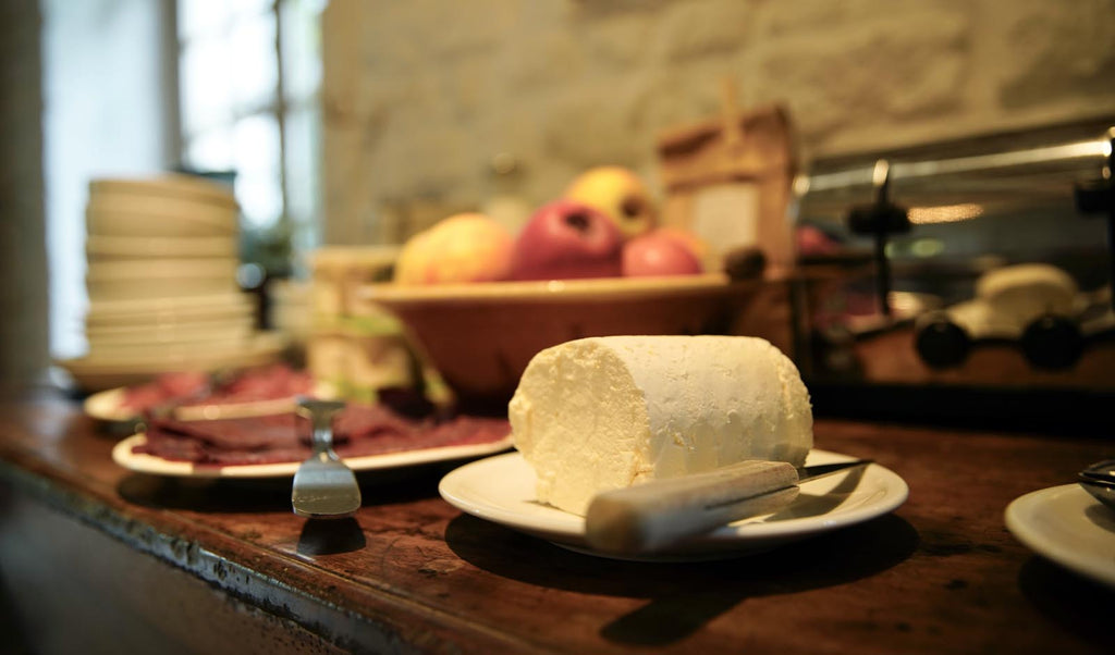 Petit déjeuner avec fromage de chèvre frais au Château Armand Heitz, chambres d'hôtes en Bourgogne
