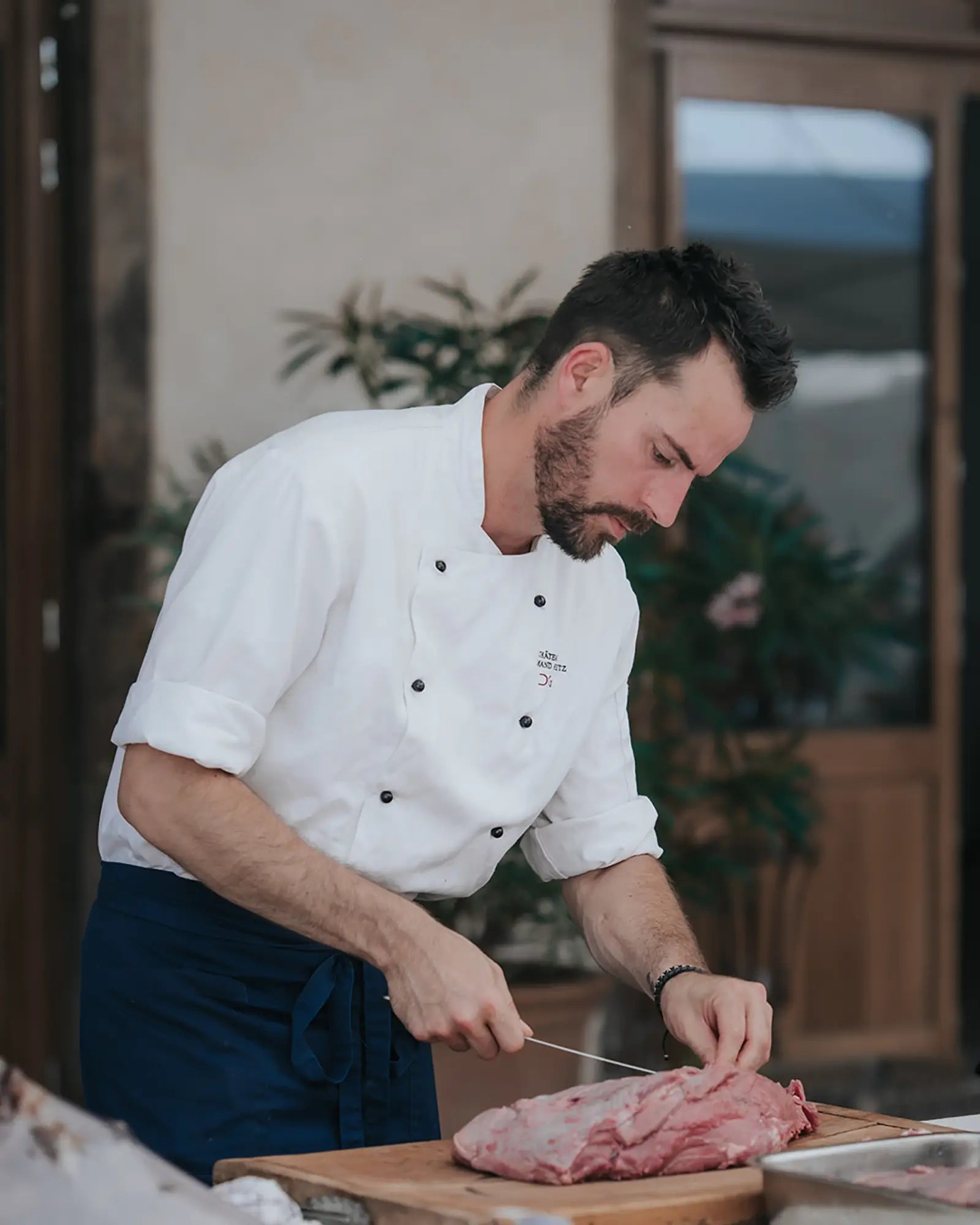 restaurant-chez-armand-bourgogne-chef-dimitri-guinet-decoupe-viande.webp