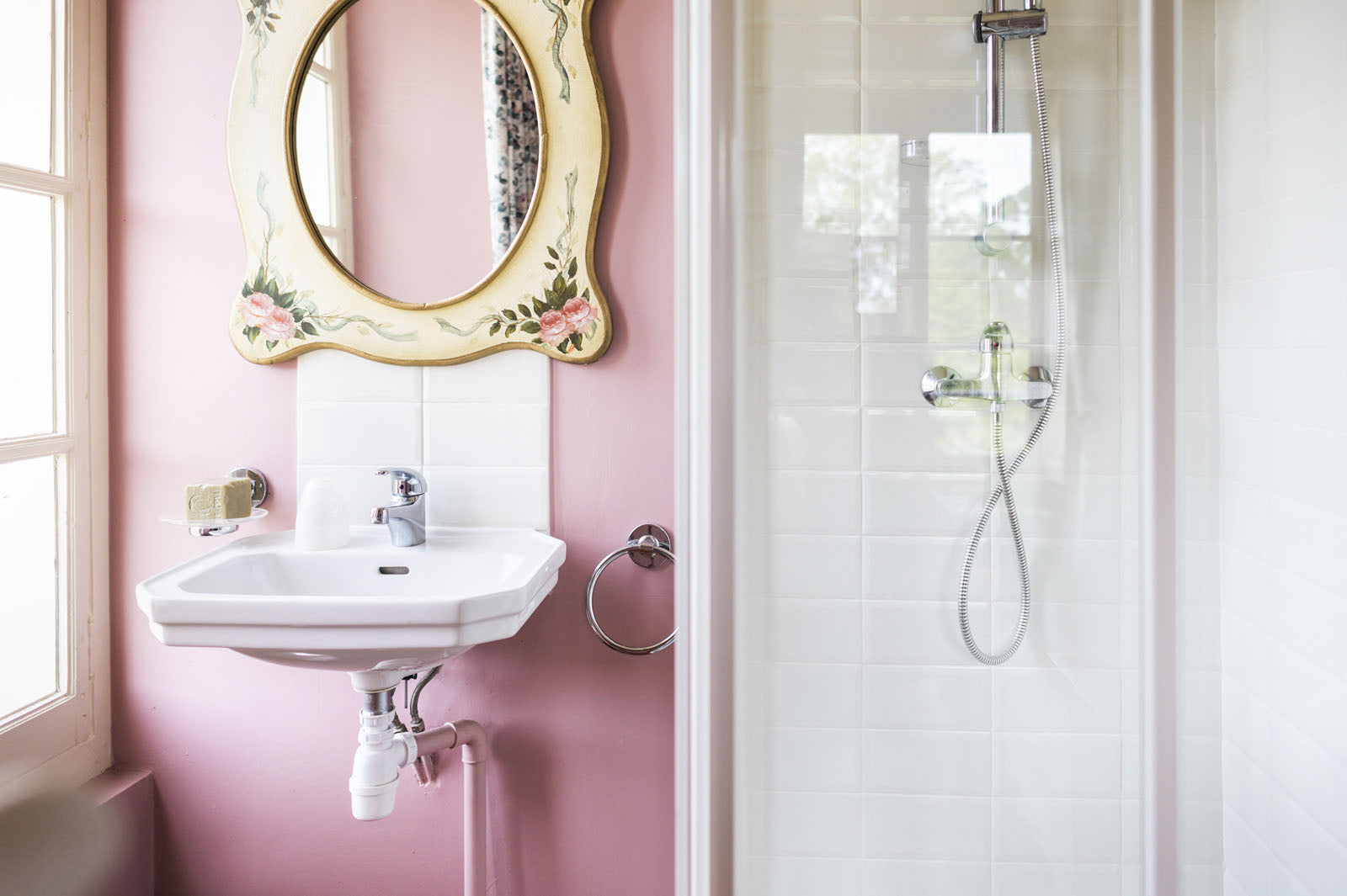 Salle de bain de la chambre rose, chambre d'hôtes au Château Armand Heitz en Bourgogne