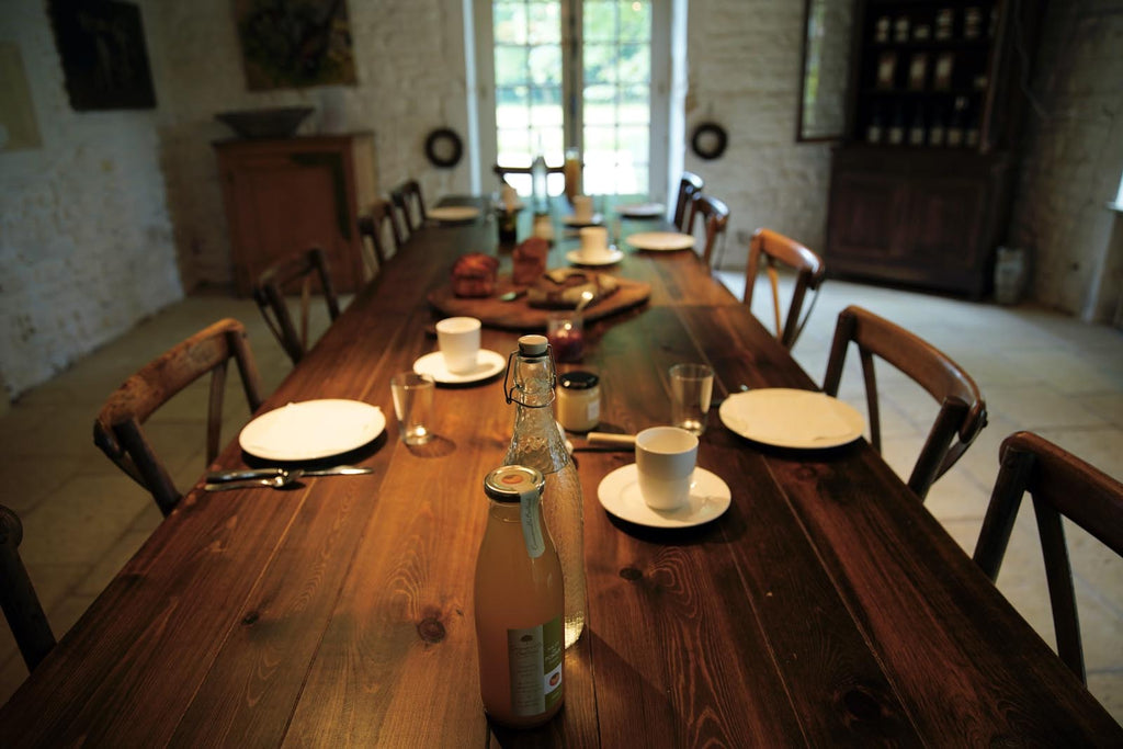 Table de petit déjeuner au Château Armand Heitz, chambres d'hôtes en Bourgogne