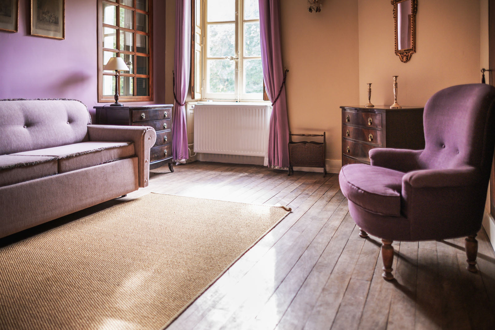 Salon de la chambre violette, chambre d'hôtes au Château Armand Heitz en Bourgogne