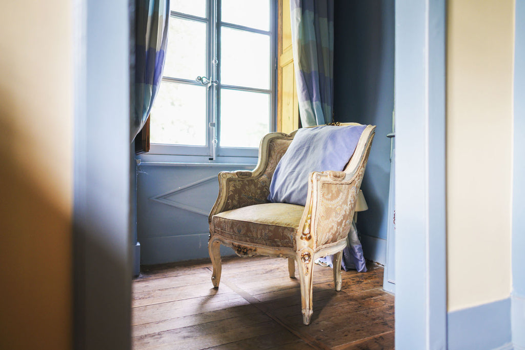 Fauteuil de la chambre bleue, chambre d'hôtes au Château Armand Heitz en Bourgogne