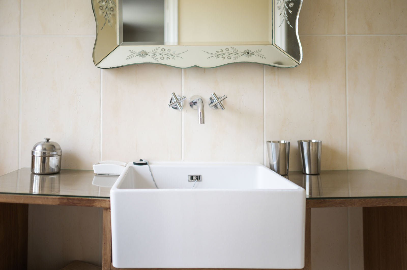 Lavabo de la chambre blanche, chambre d'hôtes au Château Armand Heitz en Bourgogne