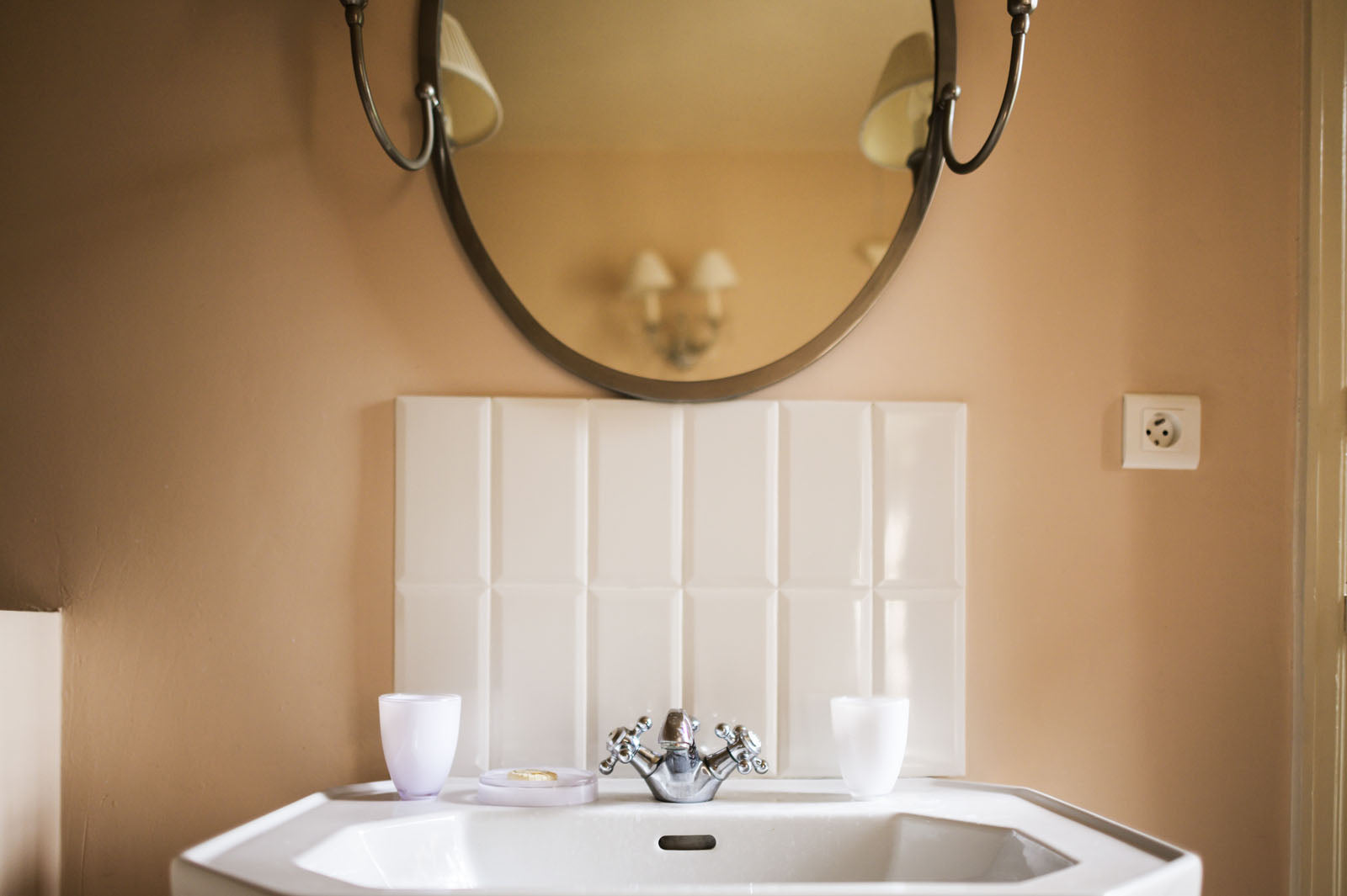 Lavabo de la chambre beige, chambre d'hôtes au Château Armand Heitz en Bourgogne