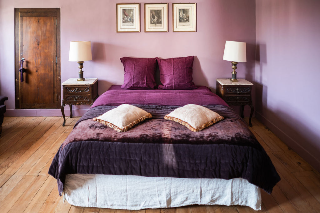 Lit de la chambre violette, chambre d'hôtes au Château Armand Heitz en Bourgogne