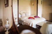 La chambre beige vue du miroir, chambre d'hôtes au Château Armand Heitz en Bourgogne