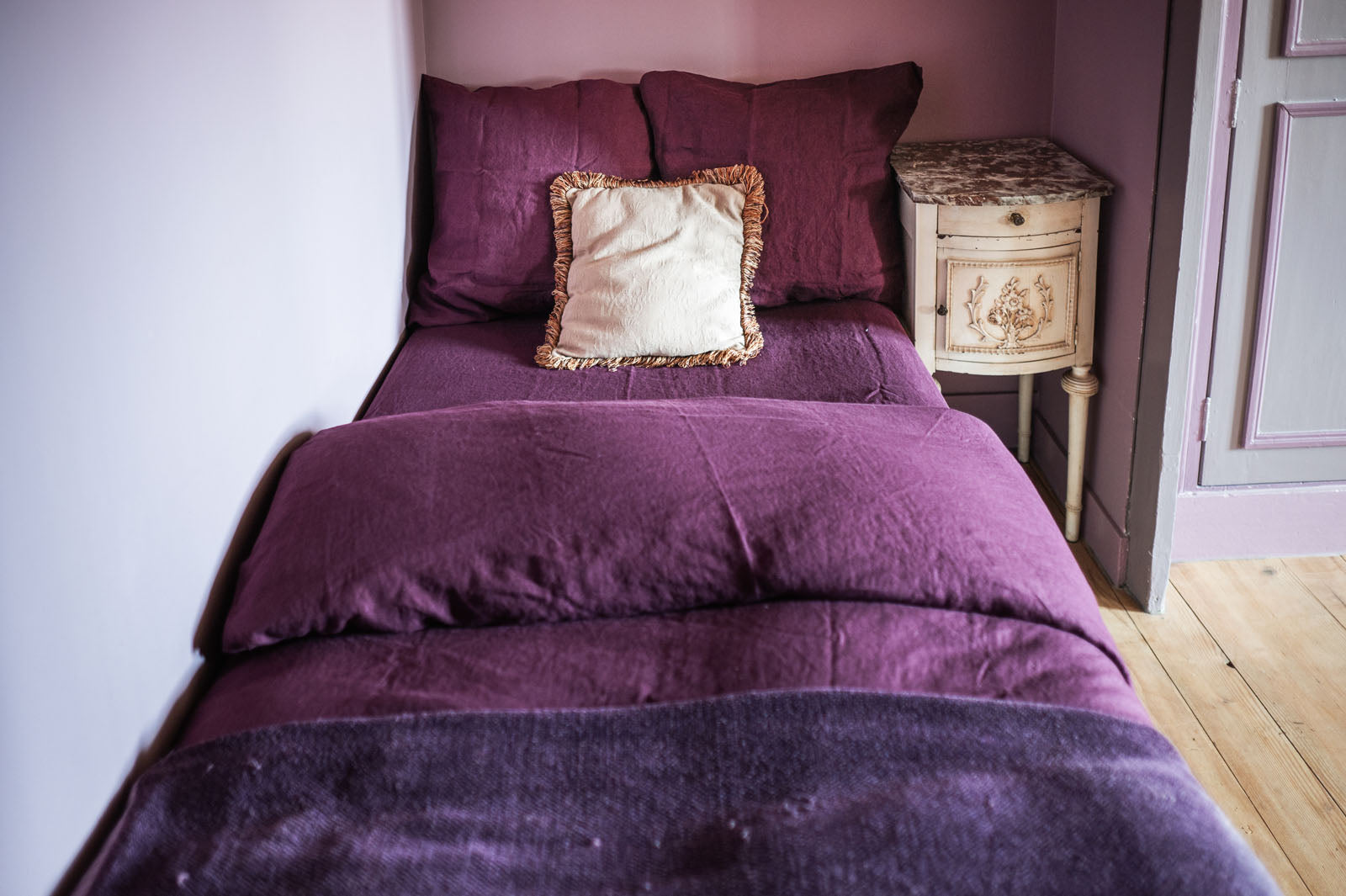 Lit simple de la chambre violette, chambre d'hôtes au Château Armand Heitz en Bourgogne