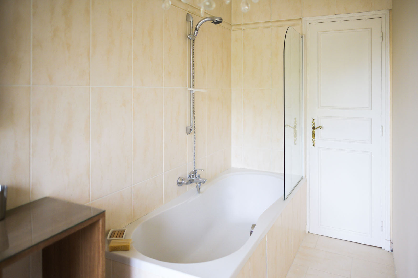 Salle de bain de la chambre blanche, chambre d'hôtes au Château Armand Heitz en Bourgogne