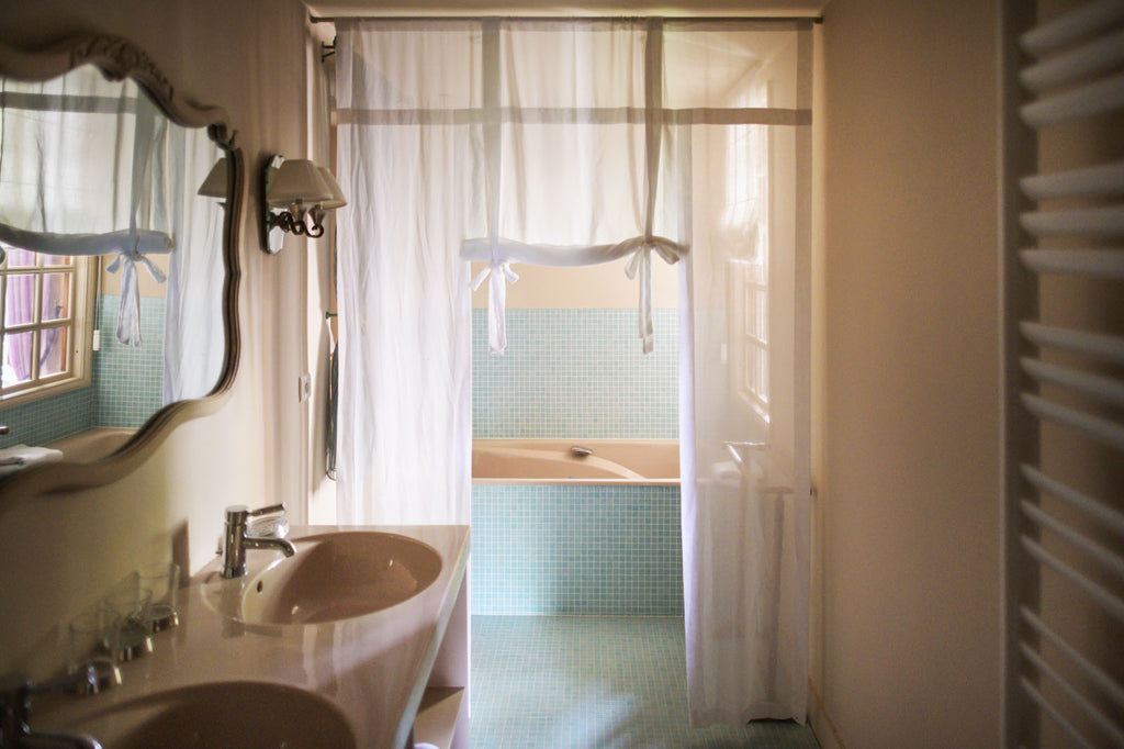 Salle de bain de la chambre violette, chambre d'hôtes au Château Armand Heitz en Bourgogne