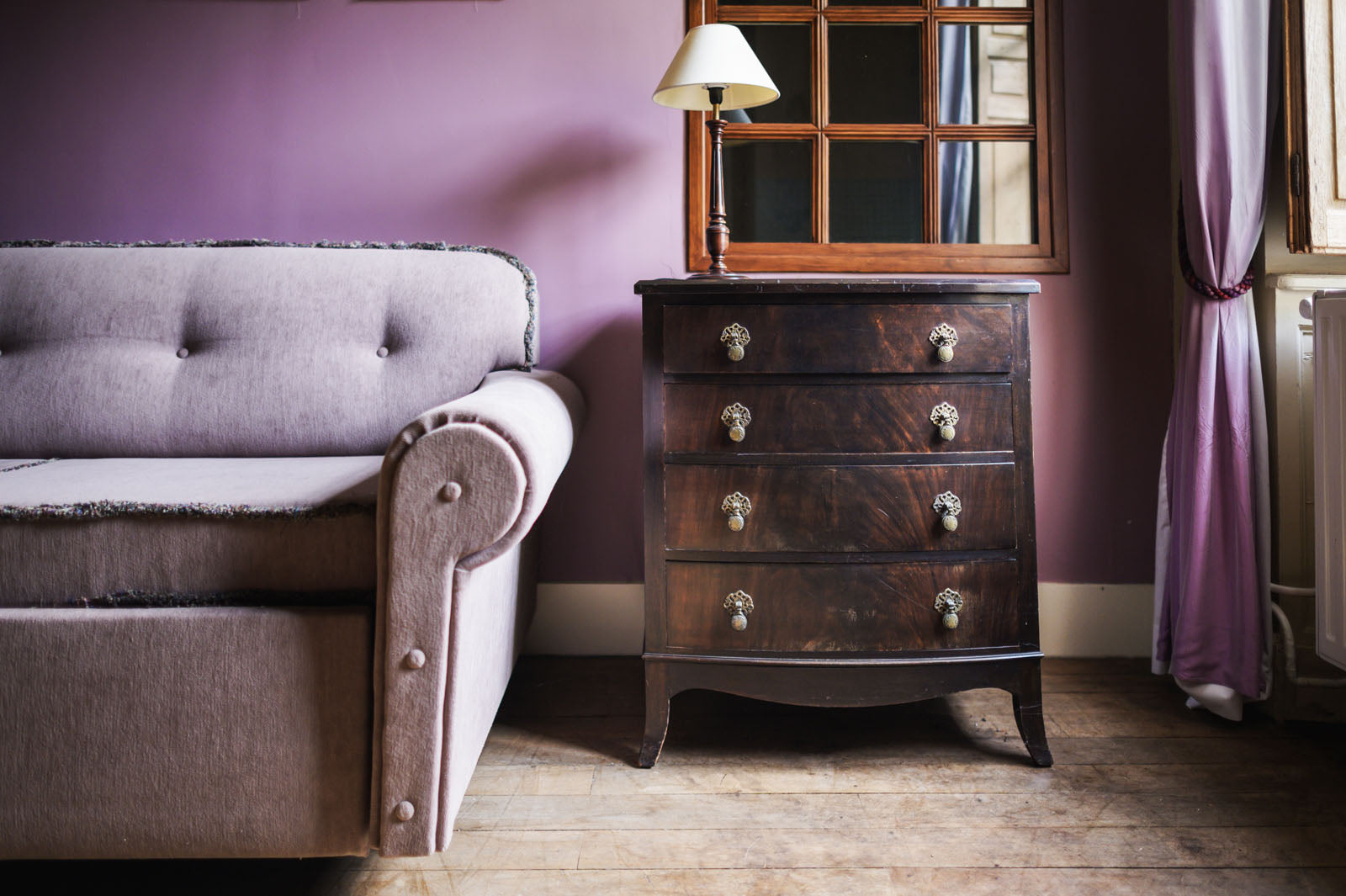 Détail du salon de la chambre violette, chambre d'hôtes au Château Armand Heitz en Bourgogne