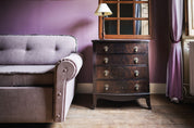 Détail du salon de la chambre violette, chambre d'hôtes au Château Armand Heitz en Bourgogne