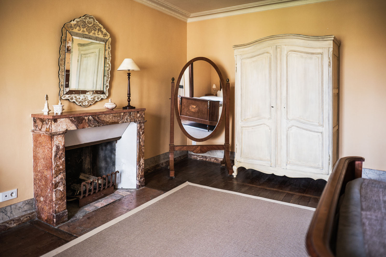 Cheminée de la chambre jaune, chambre d'hôtes au Château Armand Heitz en Bourgogne
