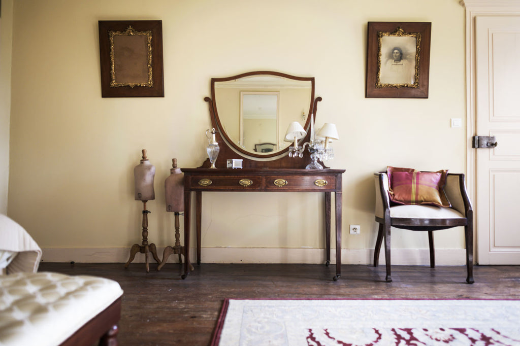 La coiffeuse de la chambre beige, chambre d'hôtes au Château Armand Heitz en Bourgogne